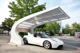 Carport métallique éclectique avec une couverture en panneau solaire