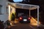 Un carport avec une double source de lumière